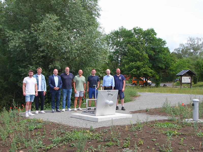 Auf dem Foto von links zu sehen vor dem neuen Abgabeschacht bei Großwenkheim sind Maximilian Postler und Jürgen Derra (HTS Frankenbau), Michael Kastl, Stephan Christ (Arz Ingenieure), Frank Mauer (Bauamt), Philipp Herbert (Wasserwerk), Tobias Schneider (Arz Ingenieure) und Dominik Kuhn (Wasserwerk). Auf dem Foto von links zu sehen vor dem neuen Abgabeschacht bei Großwenkheim sind Maximilian Postler und Jürgen Derra (HTS Frankenbau), Michael Kastl, Stephan Christ (Arz Ingenieure), Frank Mauer (Bauamt), Philipp Herbert (Wasserwerk), Tobias Schneider (Arz Ingenieure) und Dominik Kuhn (Wasserwerk).
