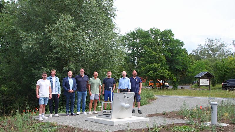 Auf dem Foto von links zu sehen vor dem neuen Abgabeschacht bei Gro&szlig;wenkheim sind Maximilian Postler und J&uuml;rgen Derra (HTS Frankenbau), Michael Kastl, Stephan Christ (Arz Ingenieure), Frank Mauer (Bauamt), Philipp Herbert (Wasserwerk), Tobias Schneider (Arz Ingenieure) und Dominik Kuhn (Wasserwerk).