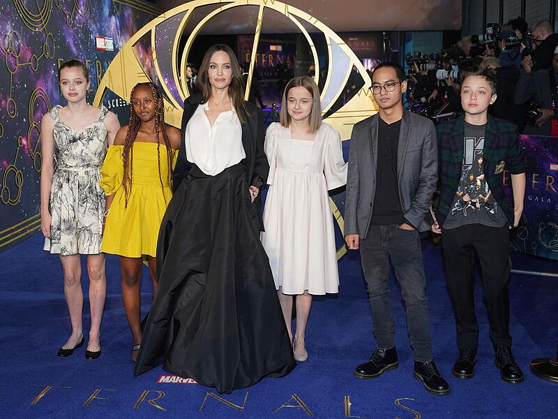 Angelina Jolie mit f&uuml;nf ihrer sechs Kinder