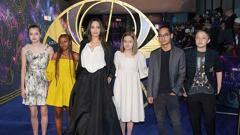 Angelina Jolie mit f&uuml;nf ihrer sechs Kinder