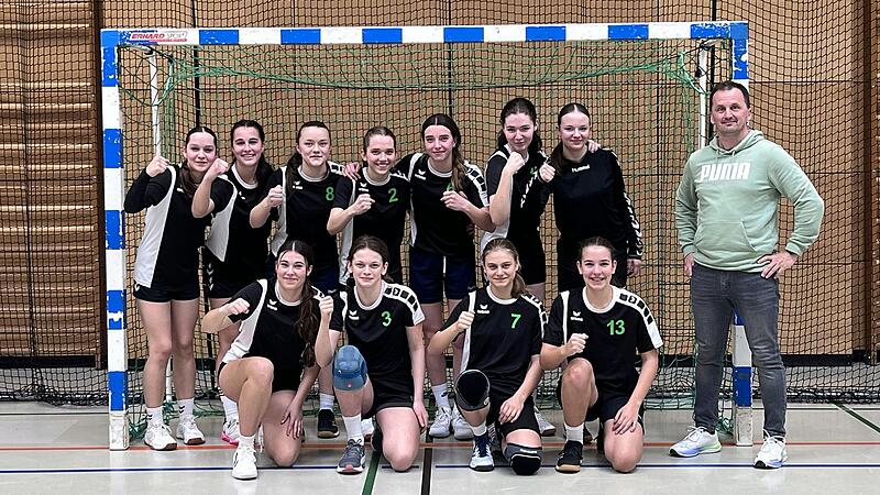 stehend von links: Wehr Franka, Suchy Louisa, Sperlich Lara, Dietz Jarina, Gold Paula, Kretzer Tiffany, Reichel Zofia, Betreuer Suchy Dusan, knieend von links: Kre&szlig;mer Edda, Lindner Marie, Kuschnerus Annika, Fexer Johanna