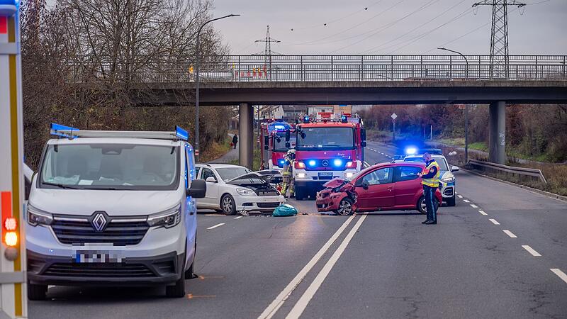 Unfall Berliner Ring Bamberg Auf dem Berliner Ring in Bamberg ist es am Mittwoch (11.12.2024) zwischen den Kreuzungen Zollnerstraße und Pödeldorfer Straße zu einem Zusammenstoß zwischen zwei Autos und einem Kleintransporter gekommen.