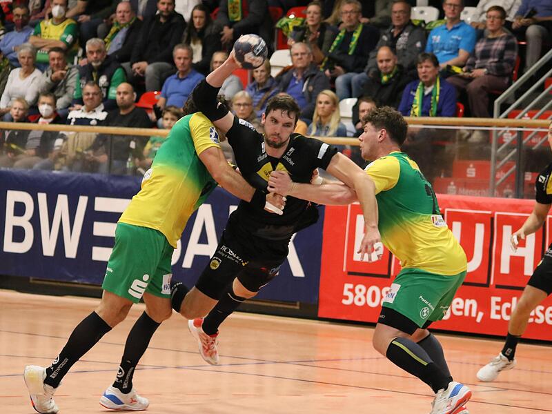 Fynn Herzig (am Ball) tankt sich gegen zwei Hagener durch.
