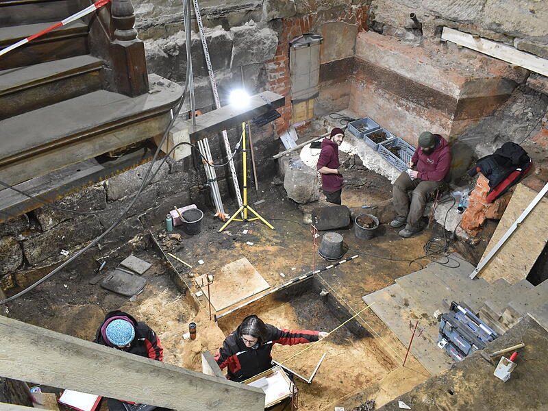 Ausgrabung im Zwischenbau unter der barocken Holztreppe