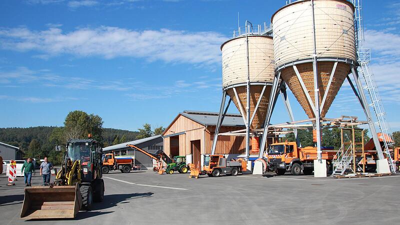 Das Areal des Bauhofs ist zweigeteilt: Hier der Zufahrtsbereich mit B&uuml;ro (hinten links), Lagerhallen und den markanten Salzsilos.Forchheim & Fr&auml;nkische Schweiz