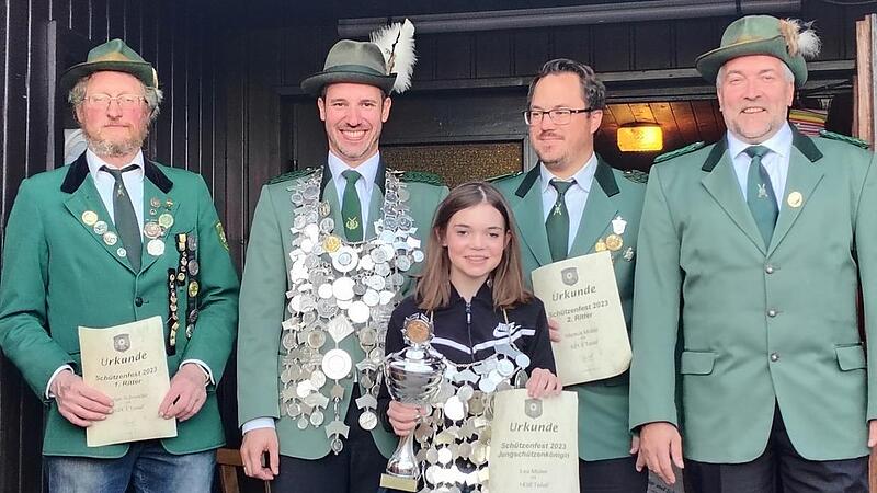 1. Ritter Helge Schneider, Schützenkönig 2023 Michel Dückerhoff, Jungschützenkönigin Lea Müller, 2. Ritter Markus Müller, 1. Vorstand Frank Oberkofler 1. Ritter Helge Schneider, Schützenkönig 2023 Michel Dückerhoff, Jungschützenkönigin Lea Müller, 2. Ritter Markus Müller, 1. Vorstand Frank Oberkofler