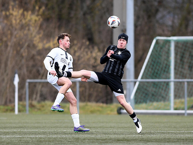 Bennett Blumenr&ouml;der und der TSV Knetzgau (rechts) trotzten Schammelsdorf ein 2:2 ab.