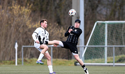 Bennett Blumenr&ouml;der und der TSV Knetzgau (rechts) trotzten Schammelsdorf ein 2:2 ab.