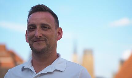 Bastian Steuerwald (im Bild) kennt sich bestens aus in Sachen Nachwuchsfu&szlig;ball. Aber der geb&uuml;rtige Eltingsh&auml;user hat noch andere spannende Geschichten zu erz&auml;hlen.