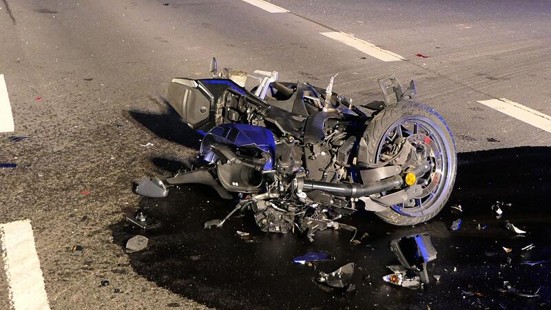 An der unfalltr&auml;chtigen Einm&uuml;ndung in der Prappacher Stra&szlig;e zum Gewerbegebiet Godelstatt hat es am Donnerstagnachmittag schon wieder gekracht. Ein 17-j&auml;hriger Motorradfahrer hat sich schwer verletzt. Die Yamaha des jungen Motorradfahrers hat nur n...