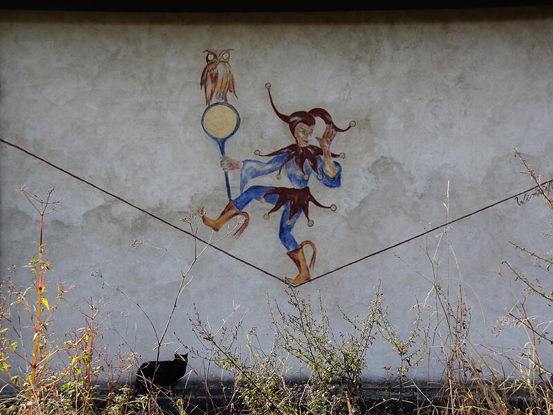 Die Wandmalerei erinnert noch an die einstige Nutzung als Eulenspiegel-Museum.