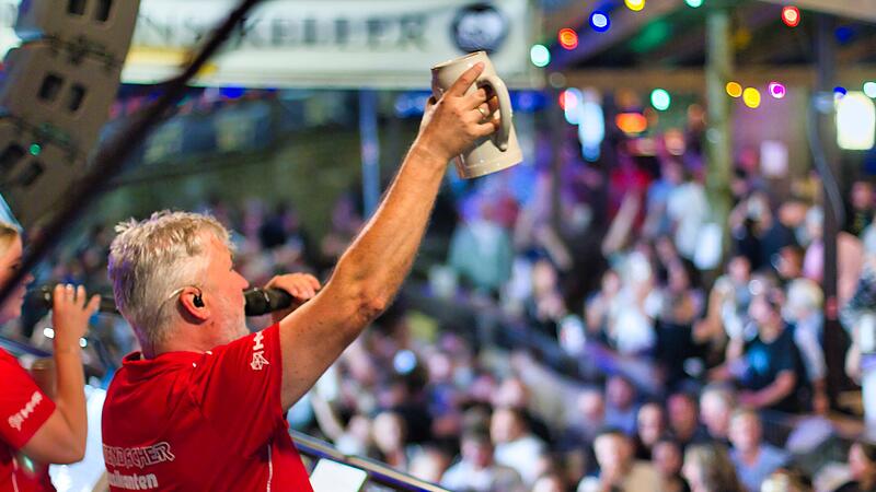 Prost, Party! Die erste Partynacht auf dem Annafest 2025 ist vor&uuml;ber. Wir haben die Stimmung vor Ort eingefangen, wie hier bei den Leutenbacher Musikanten auf dem Musikpodium am Hofmannskeller.