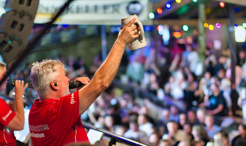 Prost, Party! Die erste Partynacht auf dem Annafest 2025 ist vor&uuml;ber. Wir haben die Stimmung vor Ort eingefangen, wie hier bei den Leutenbacher Musikanten auf dem Musikpodium am Hofmannskeller.
