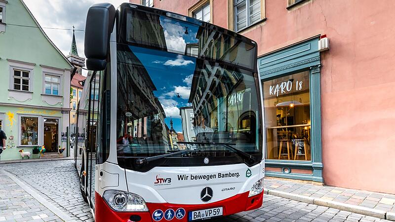 Obwohl sie pünktlich zur Haltestelle gekommen sind, verpassen in diesen Tagen in Bamberg immer wieder Fahrgäste ihren Bus. Warum? Bis zu zwei Minuten zu früh sind in den vergangenen Tagen mehrere Busse in Bamberg abgefahren.