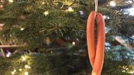 W&uuml;rste im Baum: Ein seltenes Motiv an Weihnachten.