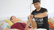Mohamed Derouiche übt an einer Pflegepuppe.Forchheim & Fränkische Schweiz
