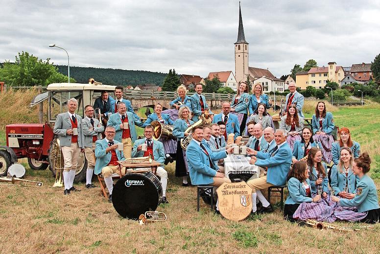 Heimatverbunden sind die Steinacher Musikanten.