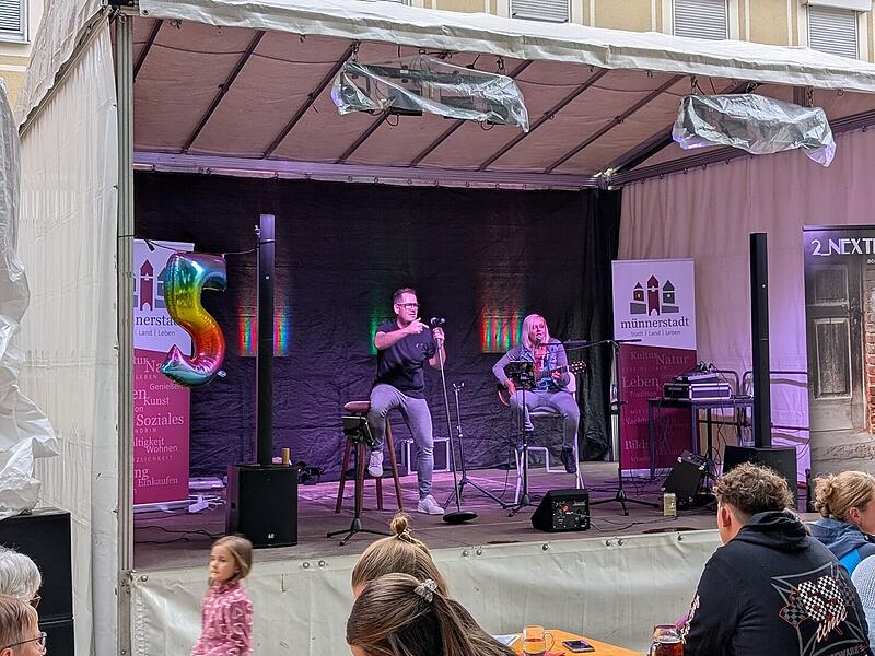 Stadtfest Musik und Märkte in Münnerstadt 2025Stadtfest Musik und Märkte 2025 in Münnerstadt Das Duo 2_Nextdoor verleitete am Stenayer Platz am Samstagabend zum Mitsingen.
