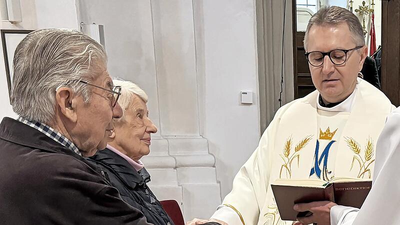 Pater Benedykt und das Jubelpaar Resi und Albrecht Dornheim vor dem Altar beim Erneuern des Ja-Worts. Der Geistliche verband beide mit einer Stola und segnete das Paar. Pater Benedykt und das Jubelpaar Resi und Albrecht Dornheim vor dem Altar beim Erneuern des Ja-Worts. Der Geistliche verband beide mit einer Stola und segnete das Paar.