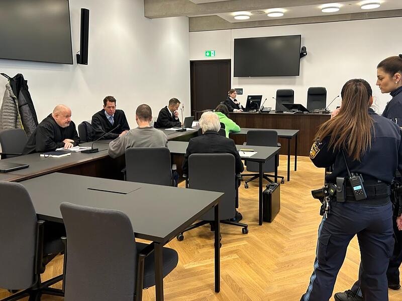 Das Dealer-P&auml;rchen sitzt vor Gericht.