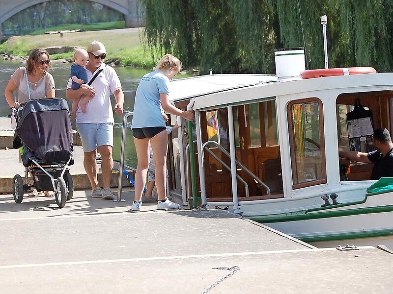 Die Landestege und die Verst&auml;rkungen am Saale-Ufer f&uuml;r die Dampferle