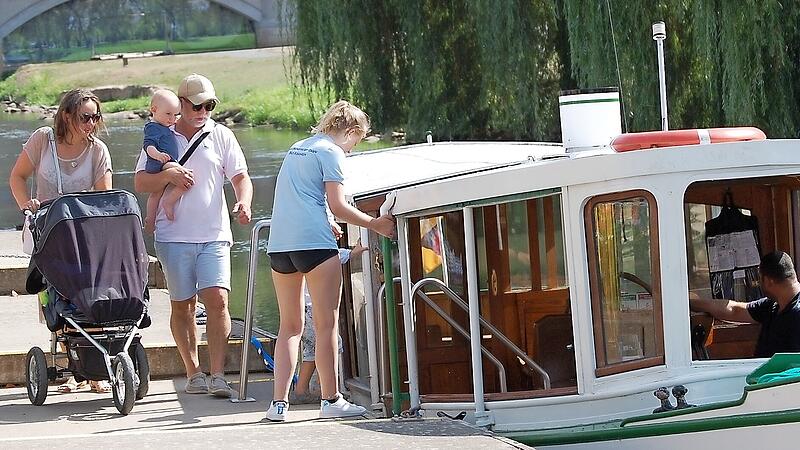 Die Landestege und die Verst&auml;rkungen am Saale-Ufer f&uuml;r die Dampferle