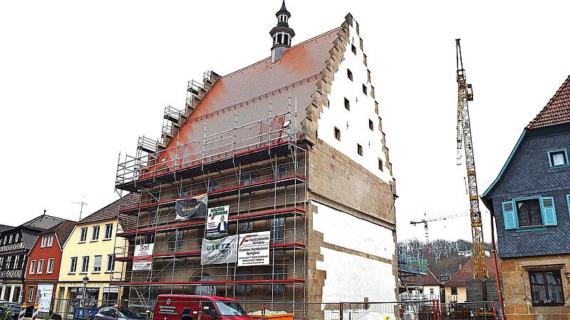 Das Rathaus in Weismain ist eine Gro&szlig;baustelle. Wie die weiteren baulichen Ma&szlig;nahmen in der Stadt erfolgen k&ouml;nnten, hat der Stadtrat in seiner j&uuml;ngsten Sitzung mit der Festlegung des Sanierungsgebiets &bdquo;Altstadt Weismain&ldquo; konkretisiert.