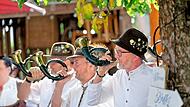 Die kleinen Fürst-Pless-Hörner sind die Klassiker. Wer mehr möchte lernt dann noch das größere Parforcehornspielen.60 Jahre Steigerwälder Jagdhorn-Bläser Die kleinen Fürst-Pless-Hörner sind die Klassiker. Wer mehr möchte lernt dann noch das größere Parforcehornspielen.