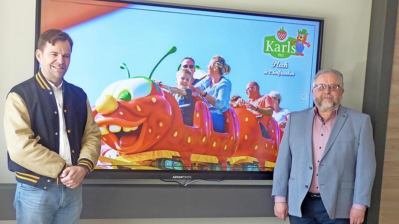 Der Freizeitparkunternehmer Robert Dahl (links) und Bürgermeister Karlheinz Escher nach der Unterzeichnung des Kaufvertrags bei der Pressekonferenz im Ferienhotel „Veldensteiner Forst“ in Bernheck