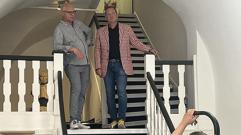 Volker Heißmann (rechts) und Martin Rassau bei den Dreharbeiten für „Heißmann und Rassau unterwegs“ in der Coburger Tourist-Info.