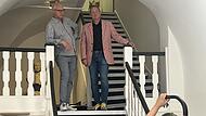 Volker Heißmann (rechts) und Martin Rassau bei den Dreharbeiten für „Heißmann und Rassau unterwegs“ in der Coburger Tourist-Info.