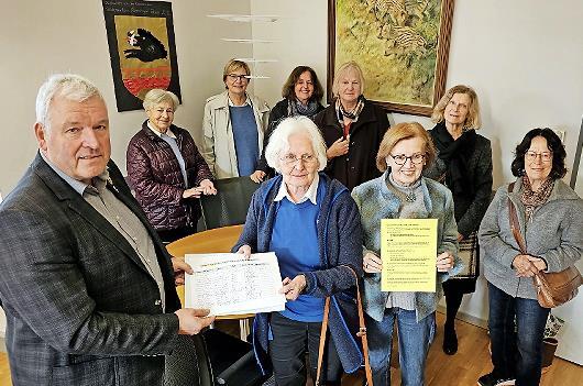 Übergabe der Unterschriftenliste. V.l.: Bürgermeister Jürgen Hennemann, Franka Camphausen, Ingrid Mandery, Sonja Strehl und (hinten, v.l.) Elisabeth Keidler, Sabine Klüpfel, Elisabeth Harrison, Sabine Hillemeir sowie Helga Merkl.