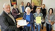 Übergabe der Unterschriftenliste. V.l.: Bürgermeister Jürgen Hennemann, Franka Camphausen, Ingrid Mandery, Sonja Strehl und (hinten, v.l.) Elisabeth Keidler, Sabine Klüpfel, Elisabeth Harrison, Sabine Hillemeir sowie Helga Merkl.