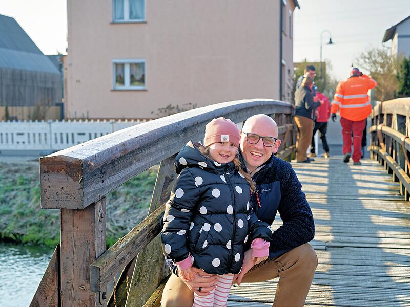 Abschiednehmen in Gundelsheim: Viele der Einwohner kennen den Ort wohl nicht ohne den Holzsteg, der &uuml;ber den Leitenbach f&uuml;hrt. Nach rund drei Jahrzehnten wurde die Br&uuml;cke nun abgerissen. F&uuml;r ein letztes Foto verschlug es einige B&uuml;rger nochmal dorthin.