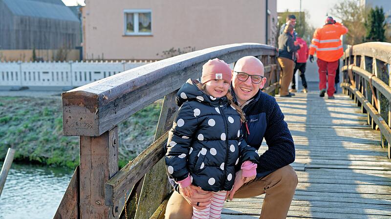 Abschiednehmen in Gundelsheim: Viele der Einwohner kennen den Ort wohl nicht ohne den Holzsteg, der &uuml;ber den Leitenbach f&uuml;hrt. Nach rund drei Jahrzehnten wurde die Br&uuml;cke nun abgerissen. F&uuml;r ein letztes Foto verschlug es einige B&uuml;rger nochmal dorthin.
