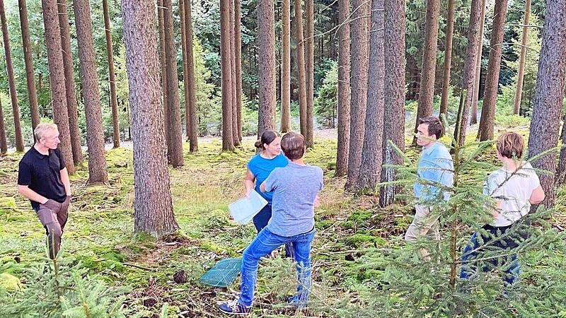 Den Stadtwald „Hohe Gretel“ besichtigten (v. l.) Ralf Stöcker, Katharina Flügel, Thorsten Grundei, Jens Korn und Diana Schütz.