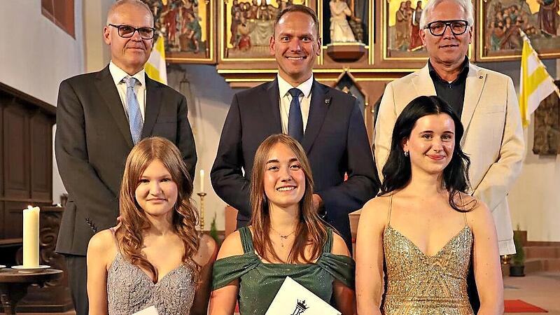 Unser Foto zeigt die besten bei der Verabschiedung der Absolventen der Jakob-Kaiser-Realschule (hinten, von links): RSD Christian Buchner, Landrat Mario G&ouml;tz, 2.B&uuml;rgermeister Joachim Hochgeiger sowie (vorne, von links) Valentina Veth (10b), Hannah...