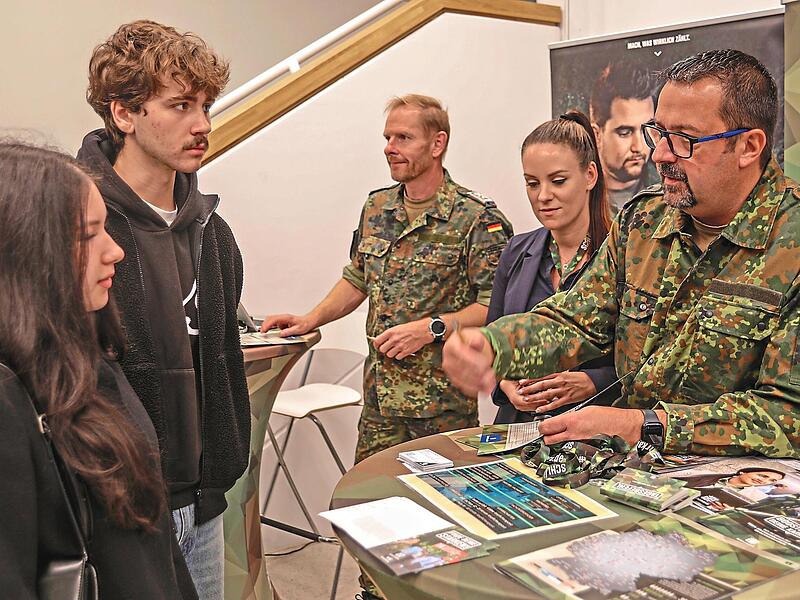 Auch die Bundeswehr präsentierte sich auf der Coburger Studienmesse. Auch die Bundeswehr präsentierte sich auf der Coburger Studienmesse.