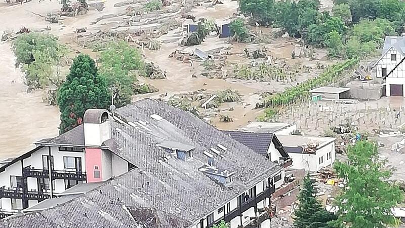 Im Juli 2021 zerstörten gewaltige Wassermassen ganze Ortschaften. Über hundert Leute starben dabei. Im Juli 2021 zerstörten gewaltige Wassermassen ganze Ortschaften. Über hundert Leute starben dabei.