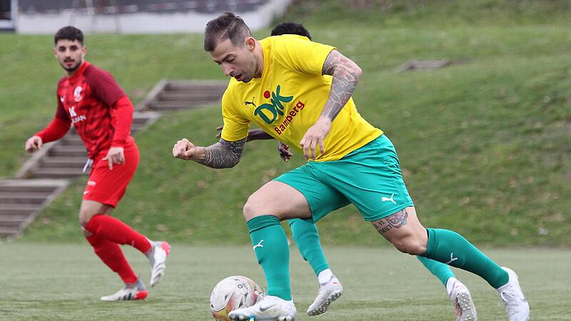 Drei Tore am St&uuml;ck: Per Hattrick hat Dominik Sperlein f&uuml;r die DJK zum 5:1-Endstand gegen Aschaffenburg getroffen.