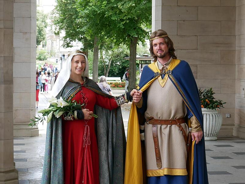 Maxi und Alexander Ferrari beim Rakoczy-Fest als Beatrix von Courtenay und Otto von Botenlauben. Maxi und Alexander Ferrari beim Rakoczy-Fest als Beatrix von Courtenay und Otto von Botenlauben.