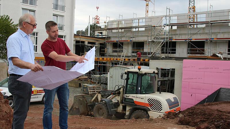 Auf der Wohnstift- Baustelle geht es z&uuml;gig voran. Uwe Gieselmann und Martin Geiger sind zufrieden.