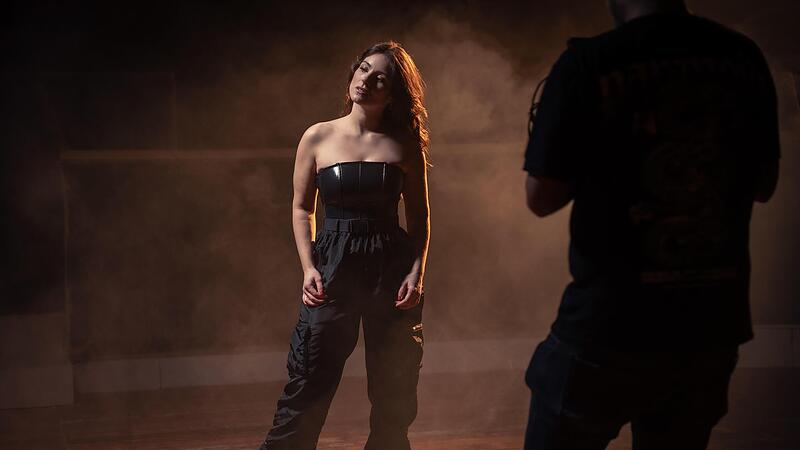 Georgie Chapple hat bereits Fernsehluft geschnuppert. Im ZDF-Fernsehgarten begeisterte sie 2018 das Publikum auf dem Mainzer Lerchenberg und drei Millionen Fernsehzuschauer mit ihrem Popsong &bdquo;The One That Got Away&ldquo;.
