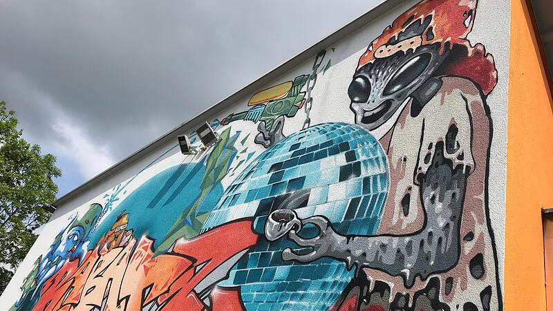 Zum Angebot des Jugendhauses in Herzogenaurach geh&ouml;rt, dass die Jugendlichen ihren Raum selbst mitgestalten k&ouml;nnen, zum Beispiel mit Graffiti-Kunst