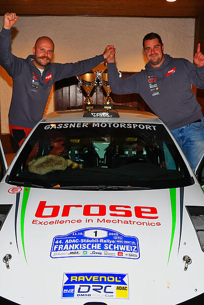 Dominik Dinkel (rechts) und sein Beifahrer Michael Teufel gewannen zum sechsten Mal in Folge die Rallye Fränkische Schweiz.