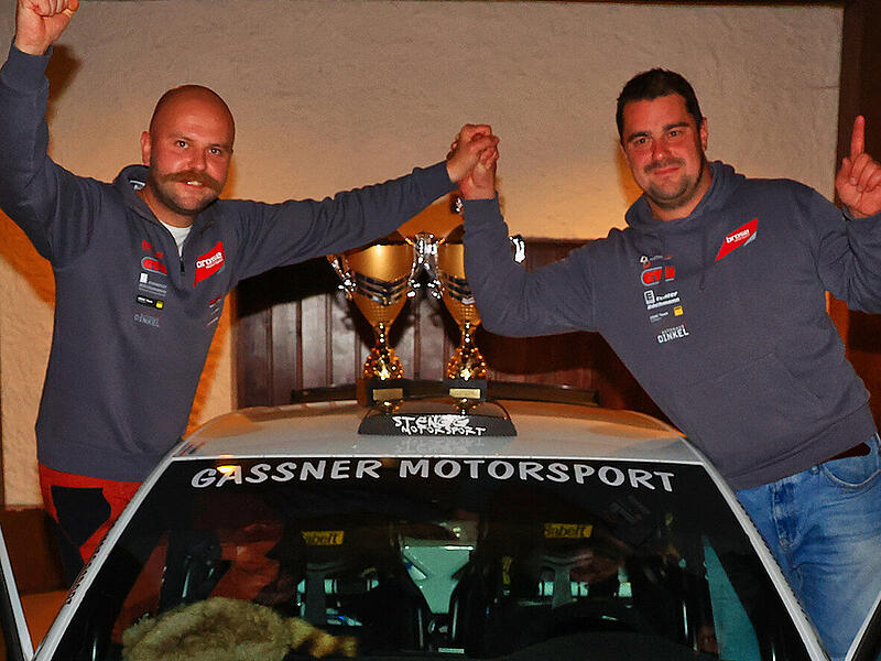 Dominik Dinkel (rechts) und sein Beifahrer Michael Teufel gewannen zum sechsten Mal in Folge die Rallye Fränkische Schweiz.