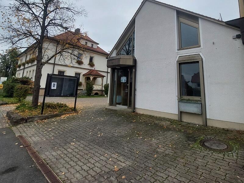 Die frühere Sparkassenfiliale ist gleich neben dem Rathaus in Gremsdorf angesiedelt.