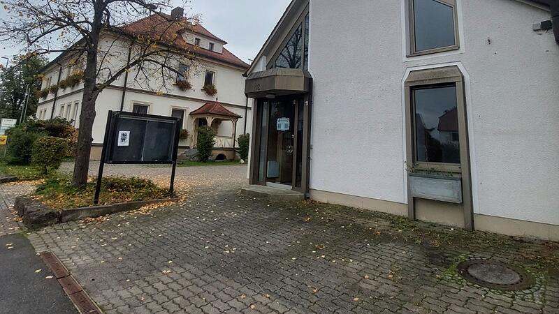Die frühere Sparkassenfiliale ist gleich neben dem Rathaus in Gremsdorf angesiedelt.