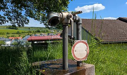 Die Zukunft der Wasserzapfstellen im Markt Burkardroth ist ungewiss. Für eine mögliche Wiederzulassung verlangen die Behörden umfangreiche Nachweise. Die Zukunft der Wasserzapfstellen im Markt Burkardroth ist ungewiss. Für eine mögliche Wiederzulassung verlangen die Behörden umfangreiche Nachweise.
