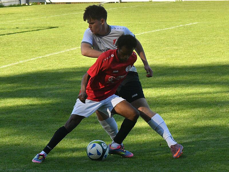 Der Mainrother Abdoul Bah (vorne) schirmt den Ball gegen Lian Gack ab.